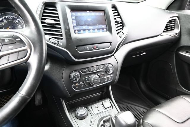 Used 2020 Jeep Cherokee Latitude Plus w/ Cold Weather Group AWD/4WD image 41