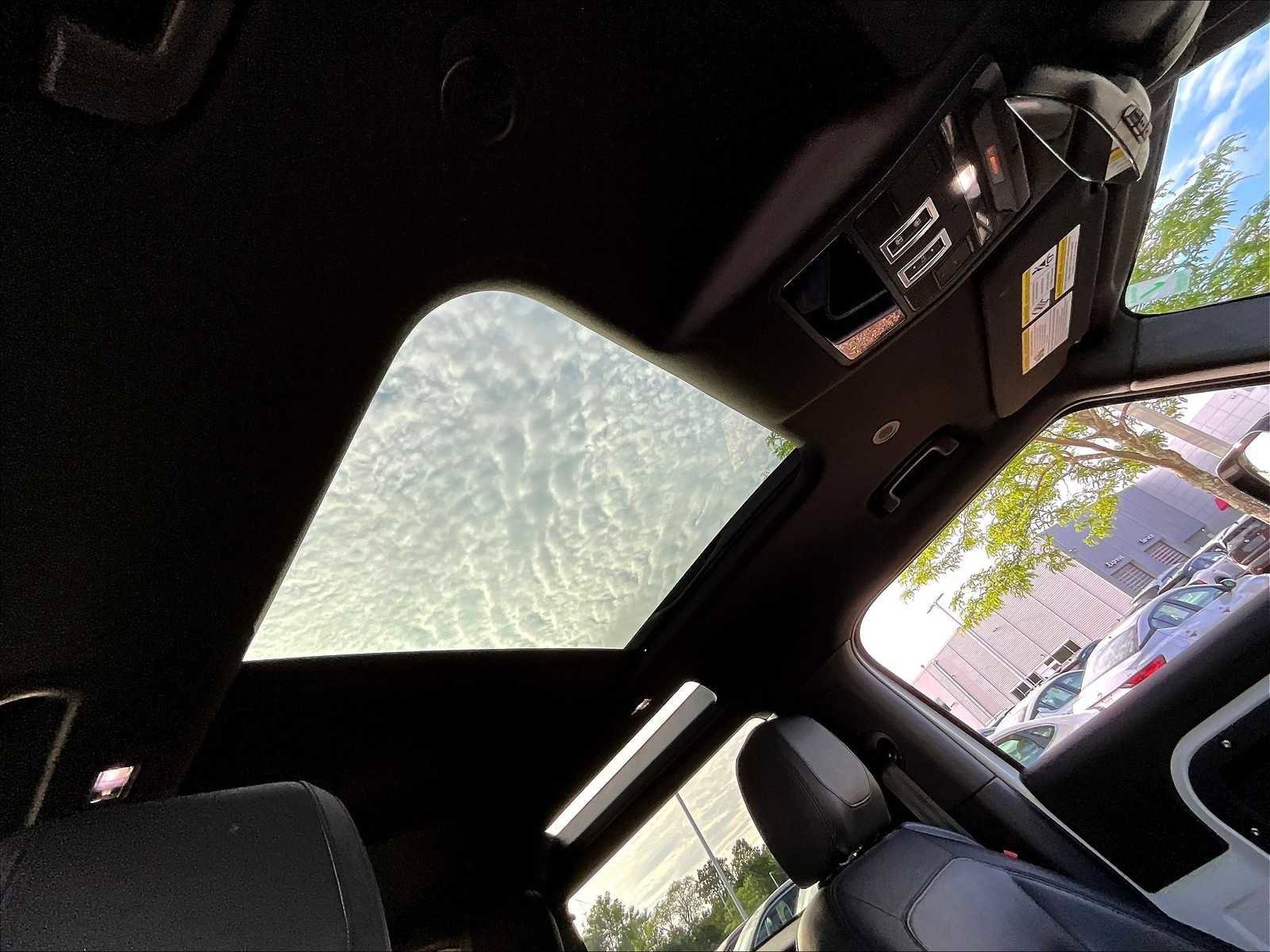 Used 2024 Land Rover Defender 90 X-Dynamic SE image 22