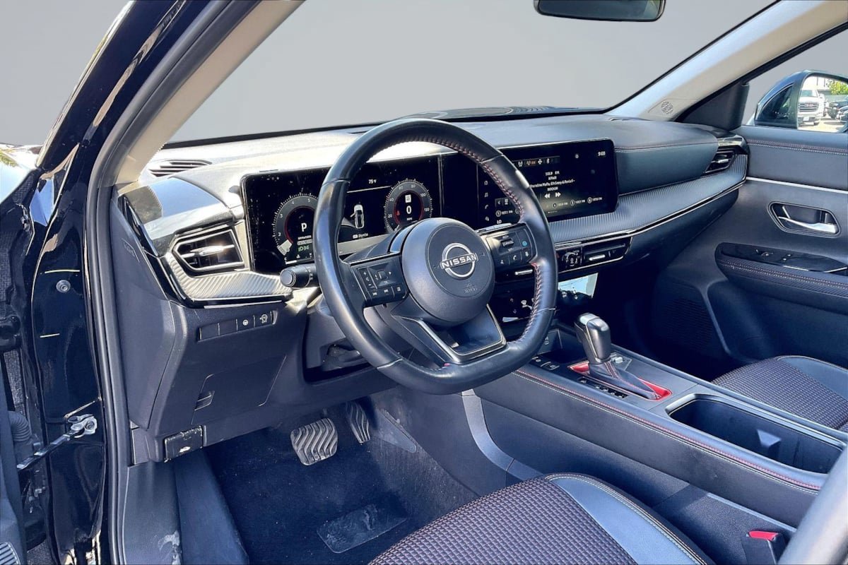 Used 2025 Nissan Kicks SR FWD image 14