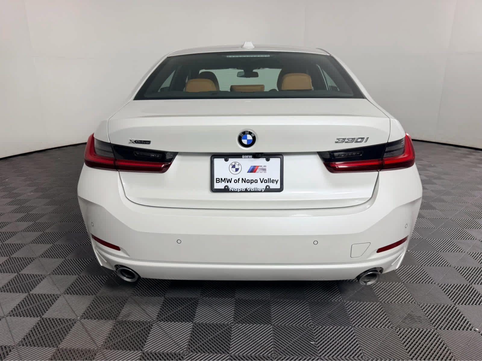 Used 2024 BMW 330i xDrive Sedan w/ Convenience Package AWD/4WD image 4