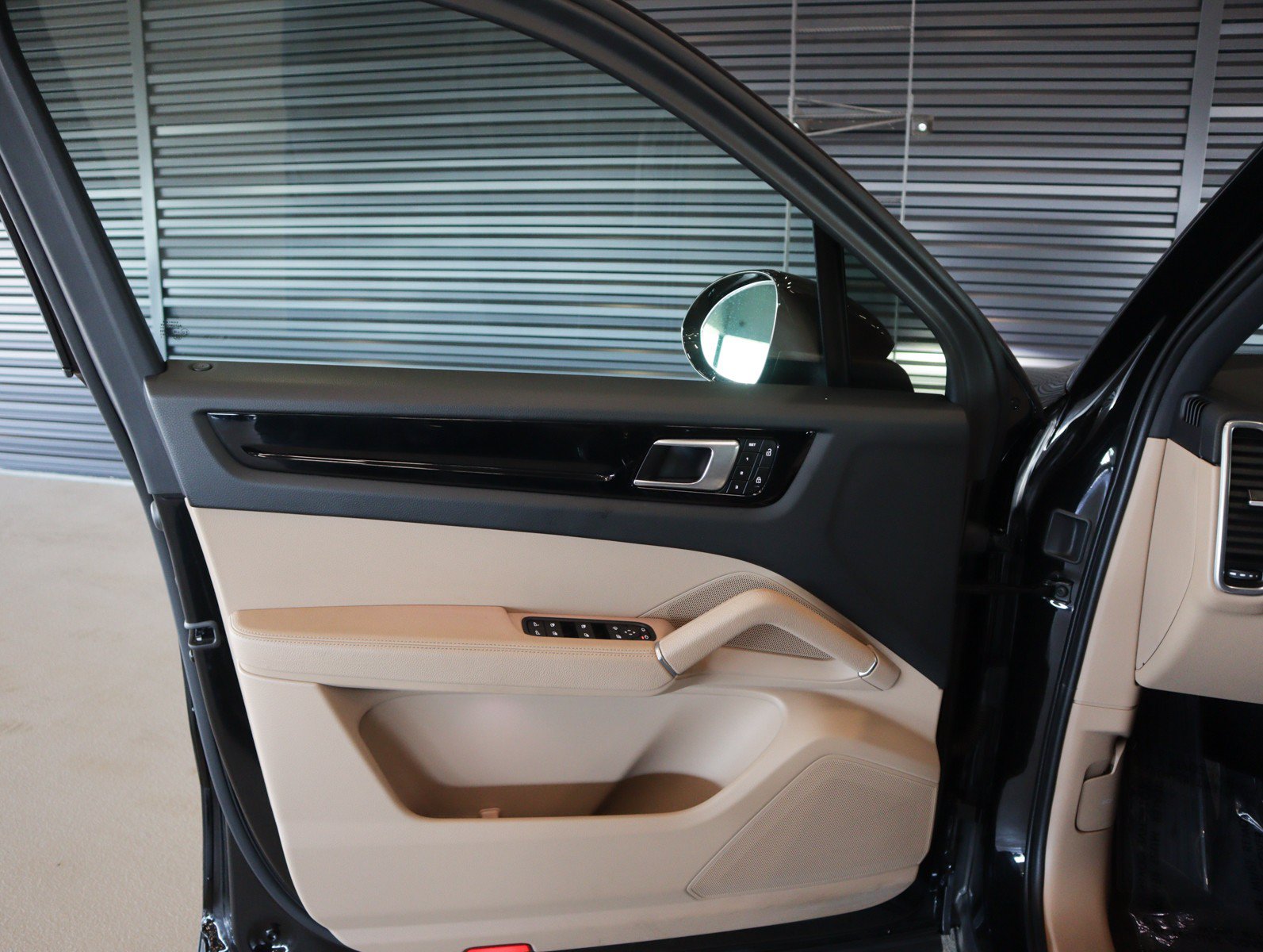 Certified 2023 Porsche Cayenne AWD/4WD image 25