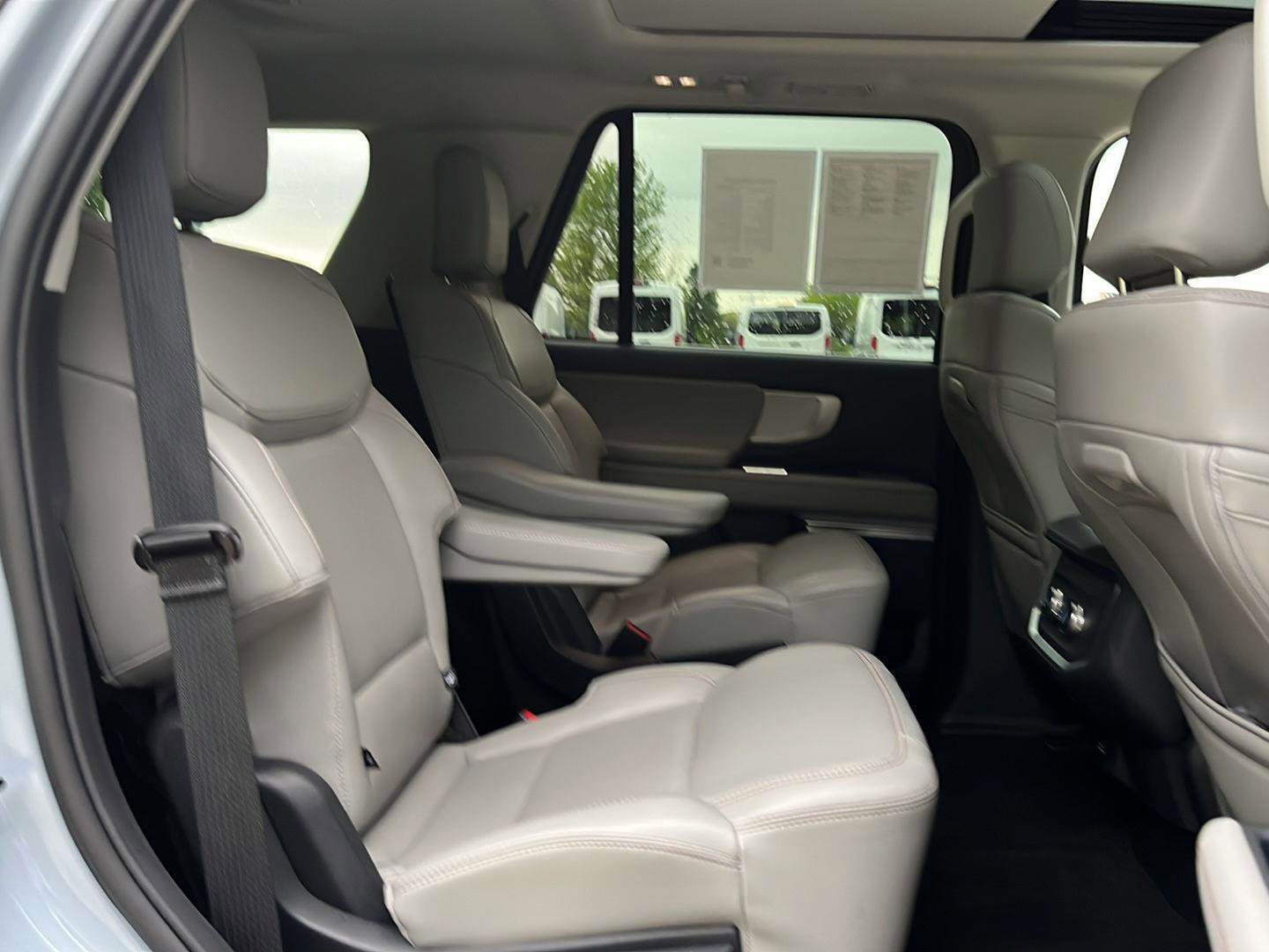 Used 2025 Ford Expedition Active AWD/4WD image 23