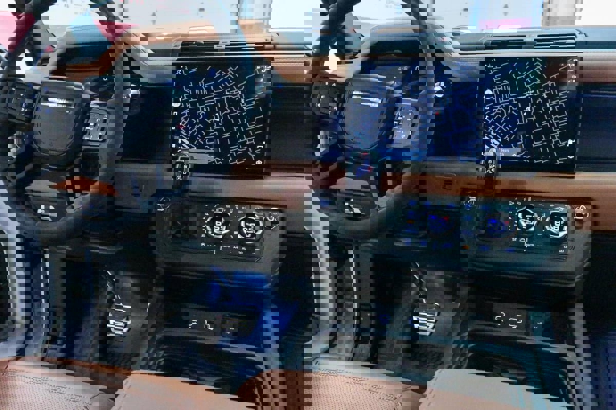 Used 2023 Land Rover Defender 110 V8 image 31