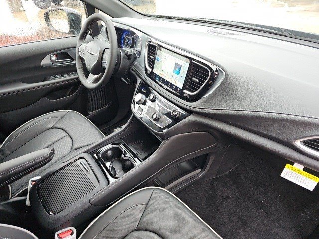 New 2026 Chrysler Pacifica Limited image 14