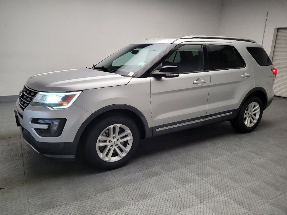 Used 2016 Ford Explorer XLT w/ Equipment Group 201A FWD image 2