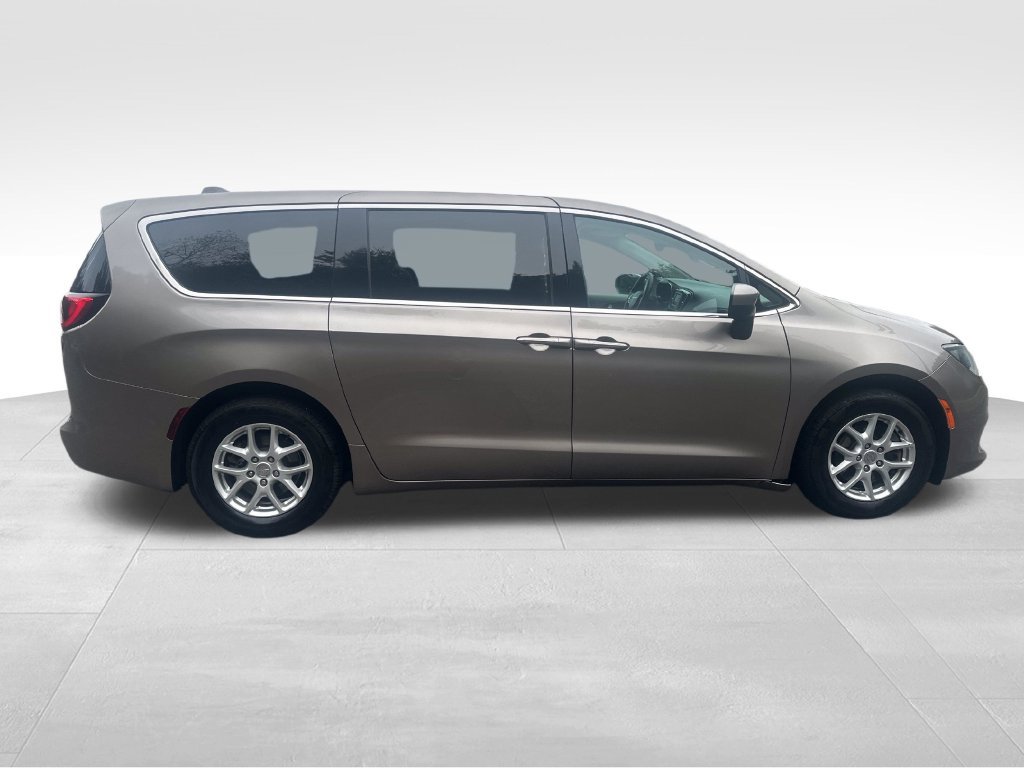 Used 2017 Chrysler Pacifica LX FWD image 8