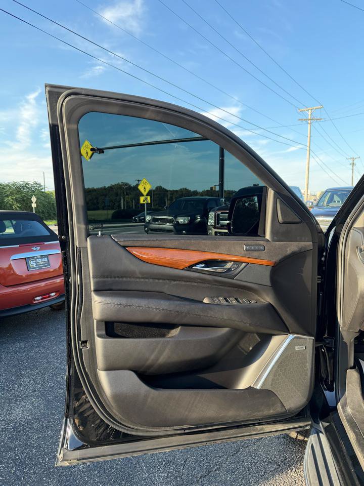 Used 2019 Cadillac Escalade Luxury AWD/4WD image 14