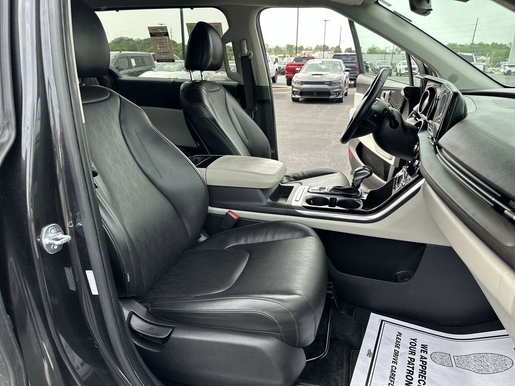 Used 2024 Kia Carnival EX FWD image 31