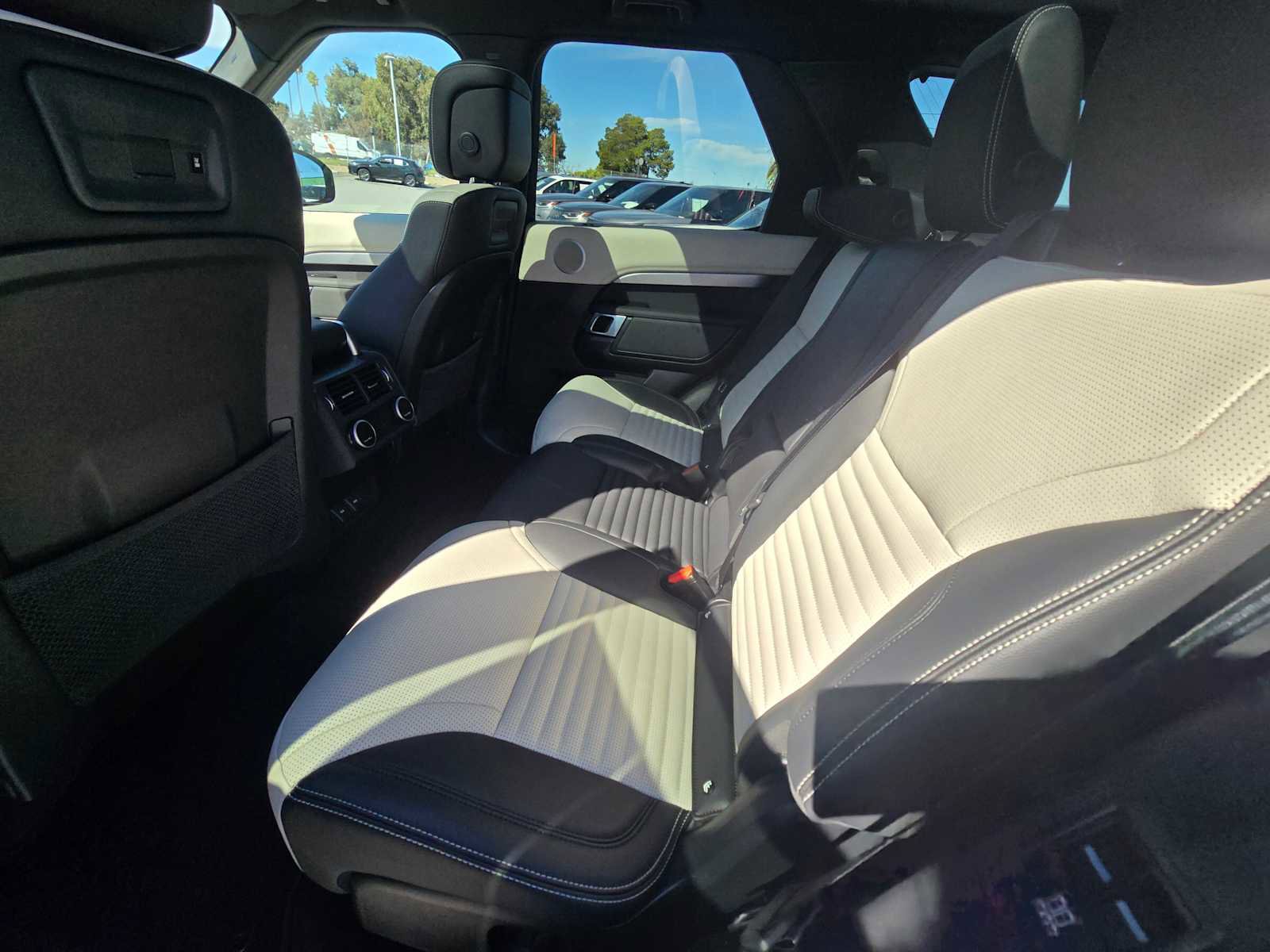 Used 2023 Land Rover Discovery S R-Dynamic image 22