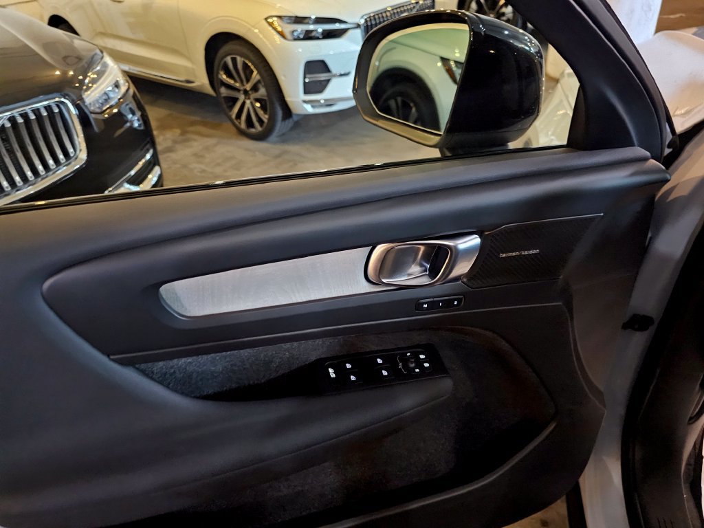 Certified 2025 Volvo XC40 B5 Ultra AWD/4WD image 16