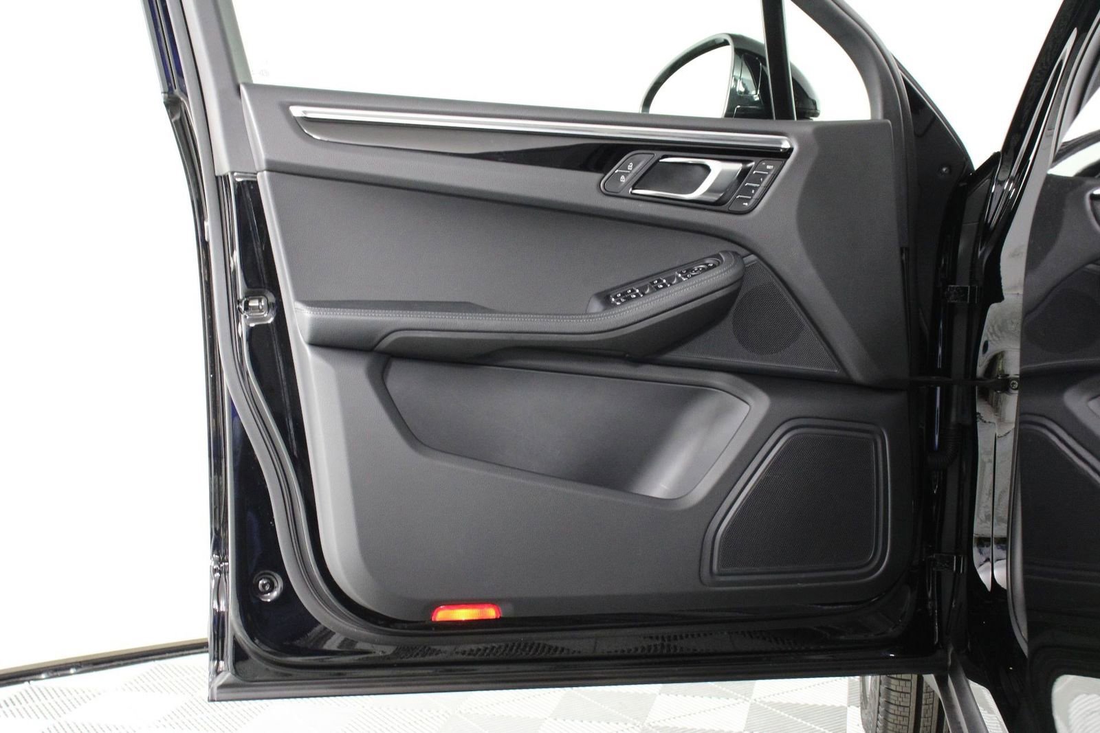 Certified 2025 Porsche Macan image 20