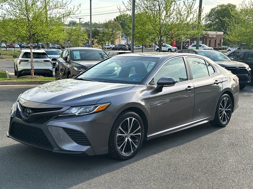 Used 2018 Toyota Camry SE w/ Moonroof Package FWD image 2