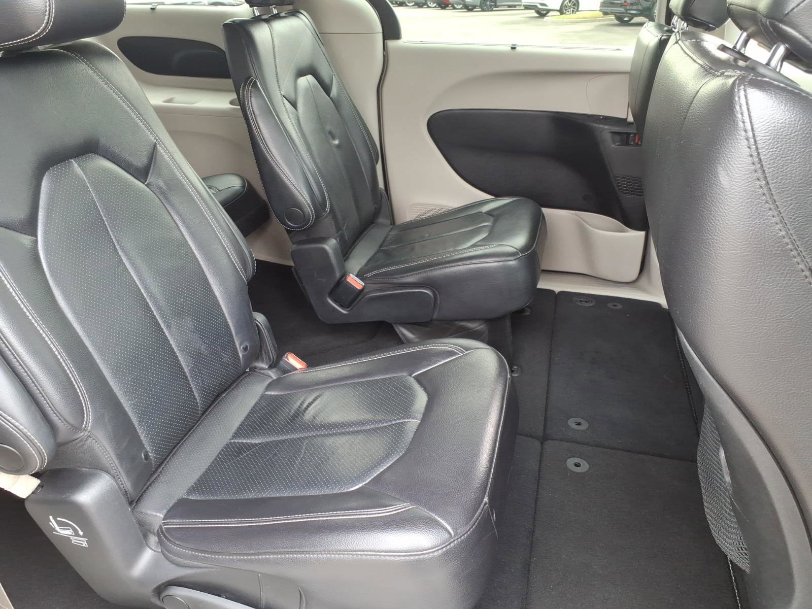Used 2022 Chrysler Pacifica Touring-L image 6