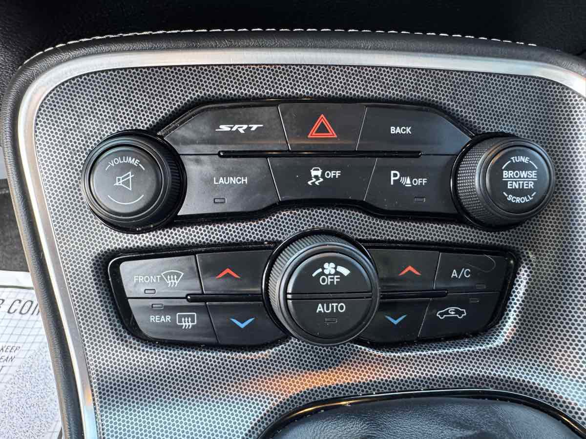 Used 2015 Dodge Challenger SRT image 21