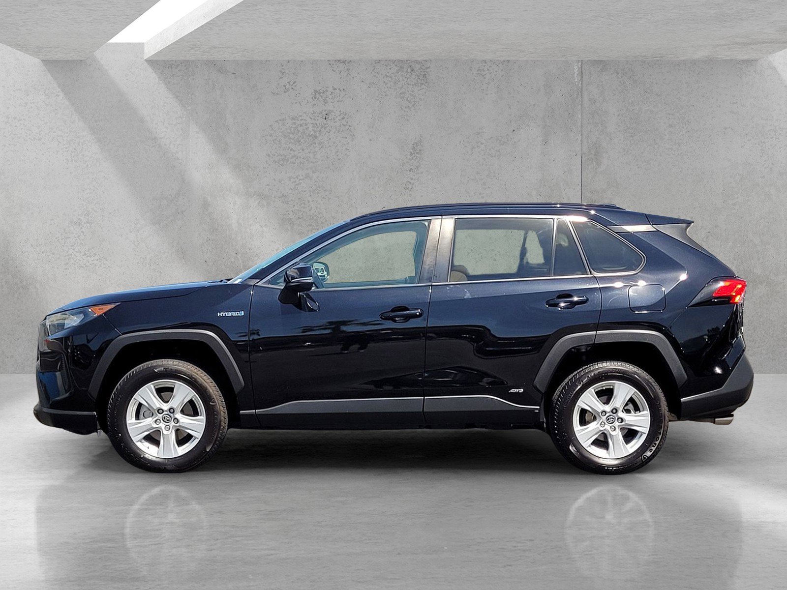 Used 2021 Toyota RAV4 LE image 7