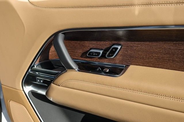 New 2025 Land Rover Range Rover Long Wheelbase SE image 19