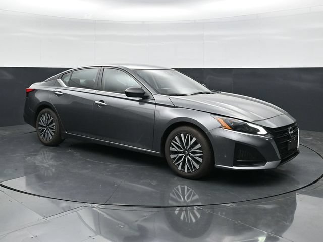 Used 2025 Nissan Altima 2.5 SV FWD image 3