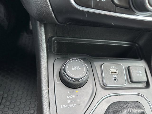 Used 2019 Jeep Cherokee Latitude w/ Cold Weather Group AWD/4WD image 10