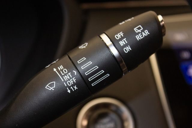 Used 2023 Cadillac XT4 Luxury w/ Cold Weather Package image 27