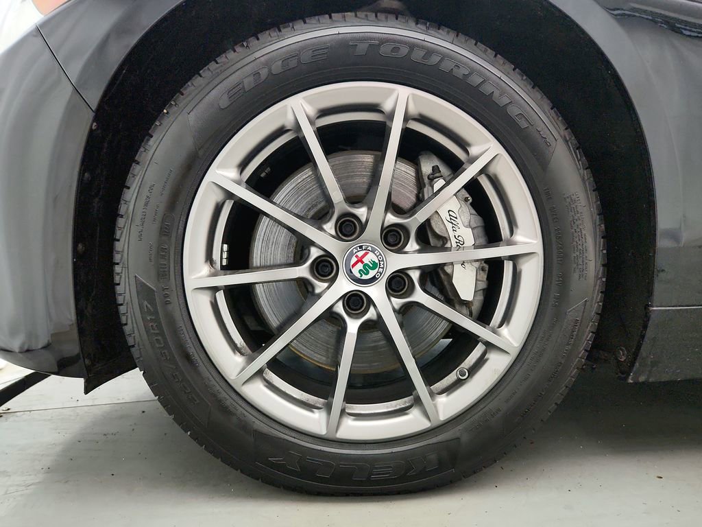 Used 2018 Alfa Romeo Giulia AWD image 32