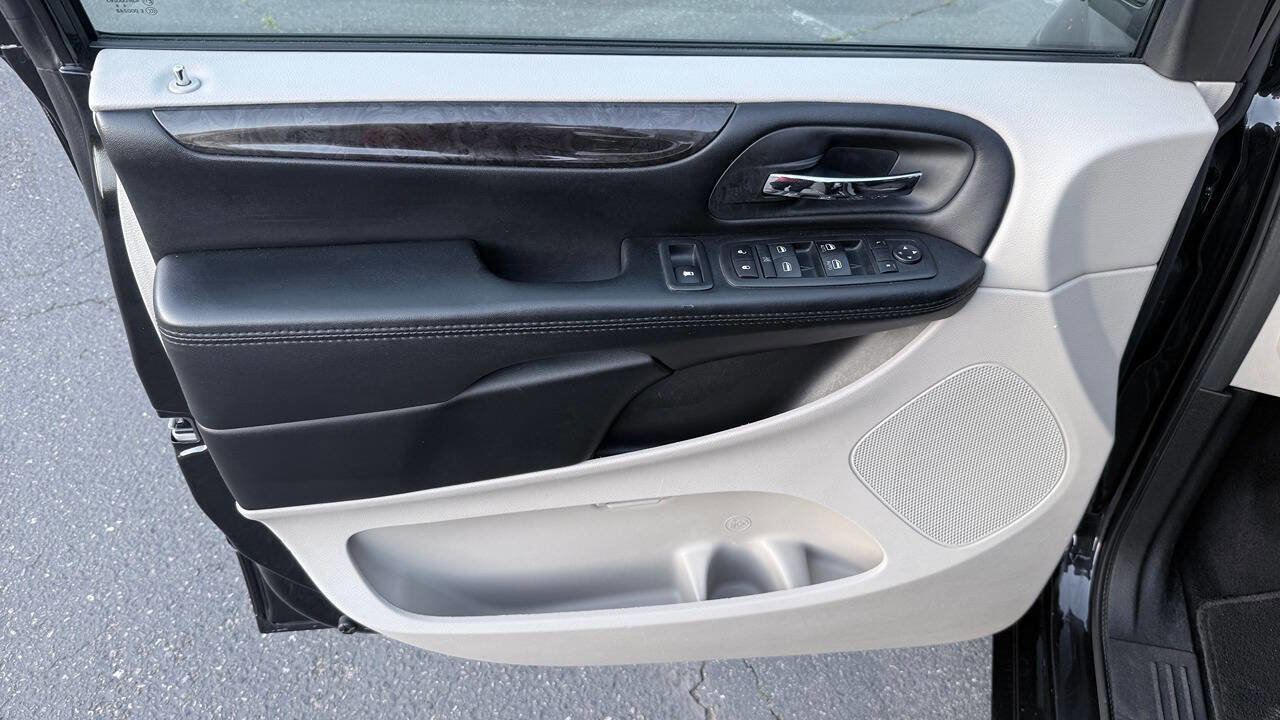 Used 2019 Dodge Grand Caravan SE FWD image 17