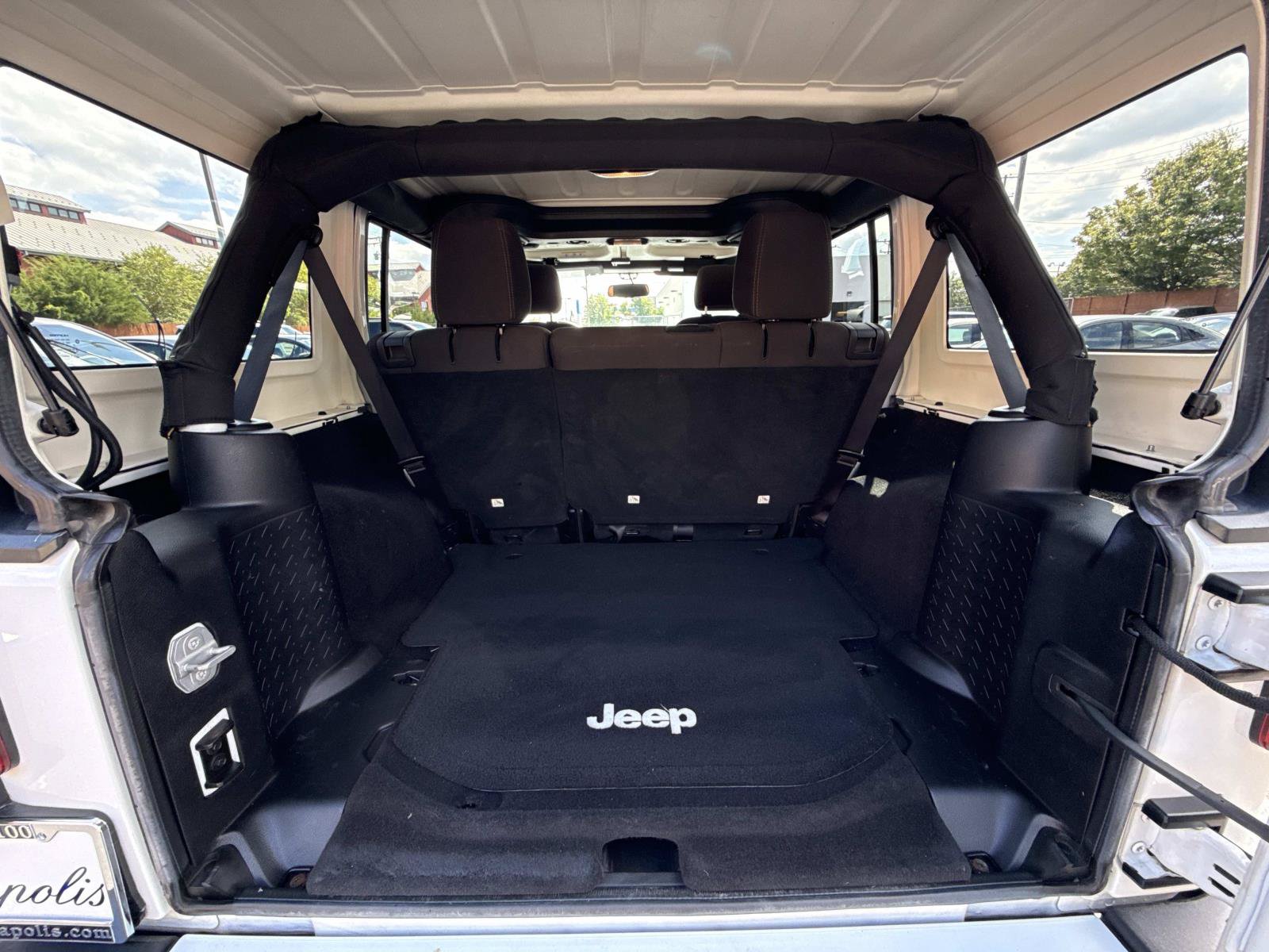Used 2016 Jeep Wrangler Unlimited Sahara w/ Connectivity Group AWD/4WD image 15
