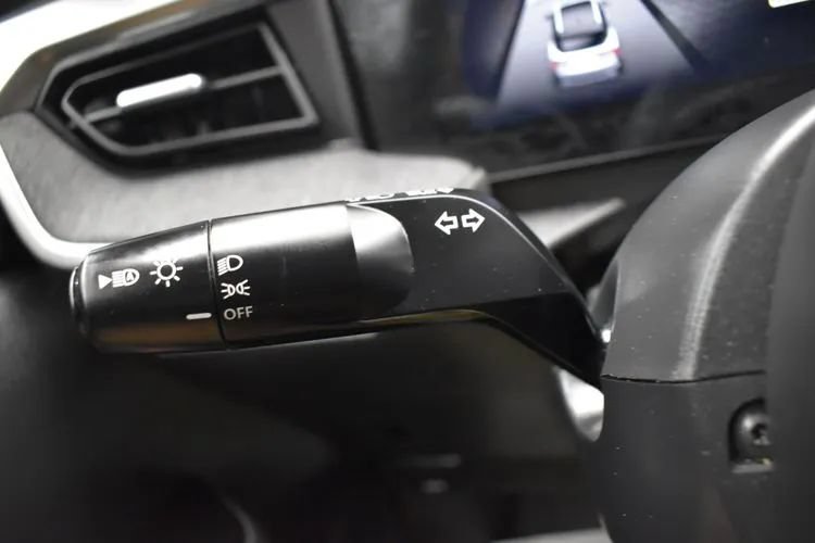 Used 2025 Nissan Kicks SV FWD image 24