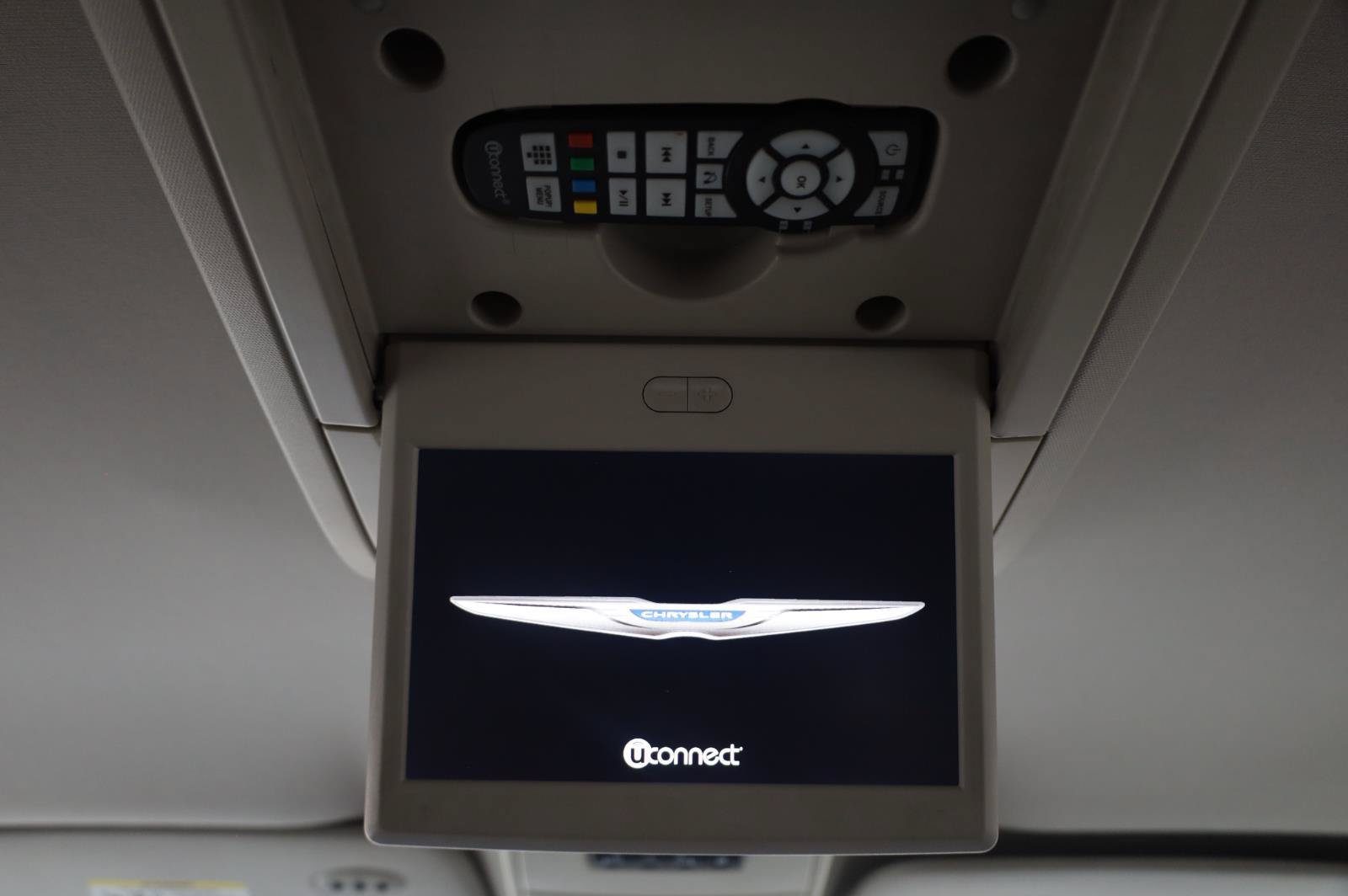 Used 2014 Chrysler Town & Country Touring FWD image 37