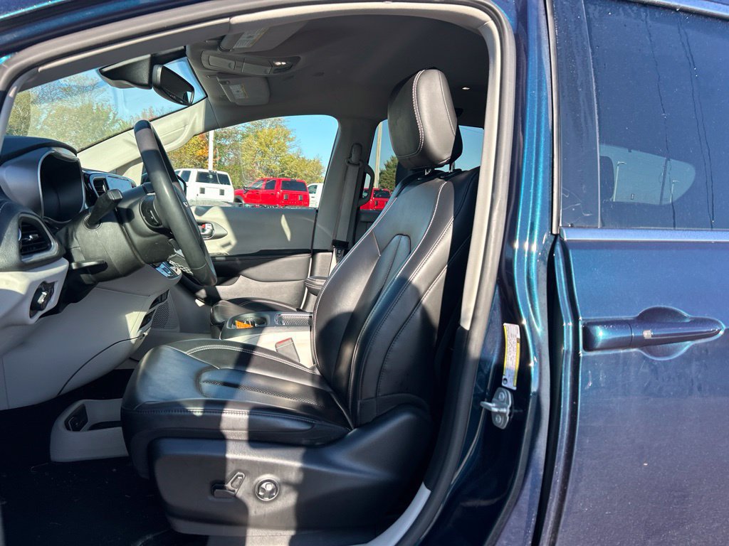 Used 2023 Chrysler Pacifica Touring-L w/ Uconnect Theater Family Group AWD/4WD image 4