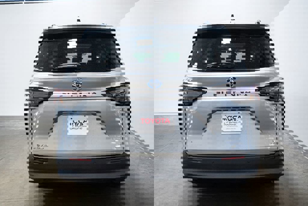 Used 2025 Toyota Sienna XLE AWD/4WD image 8
