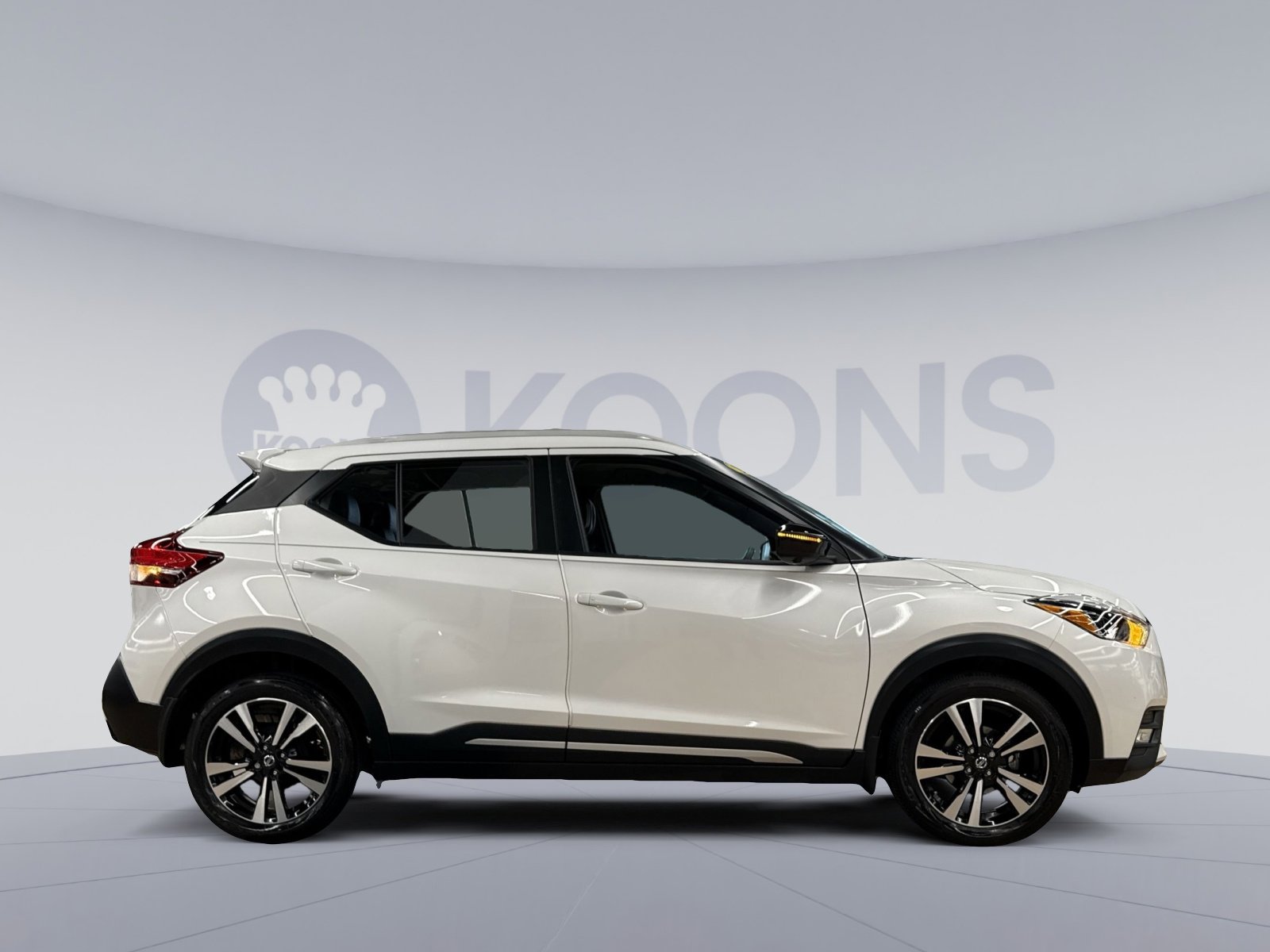 Used 2018 Nissan Kicks SR w/ Premium Package FWD image 12