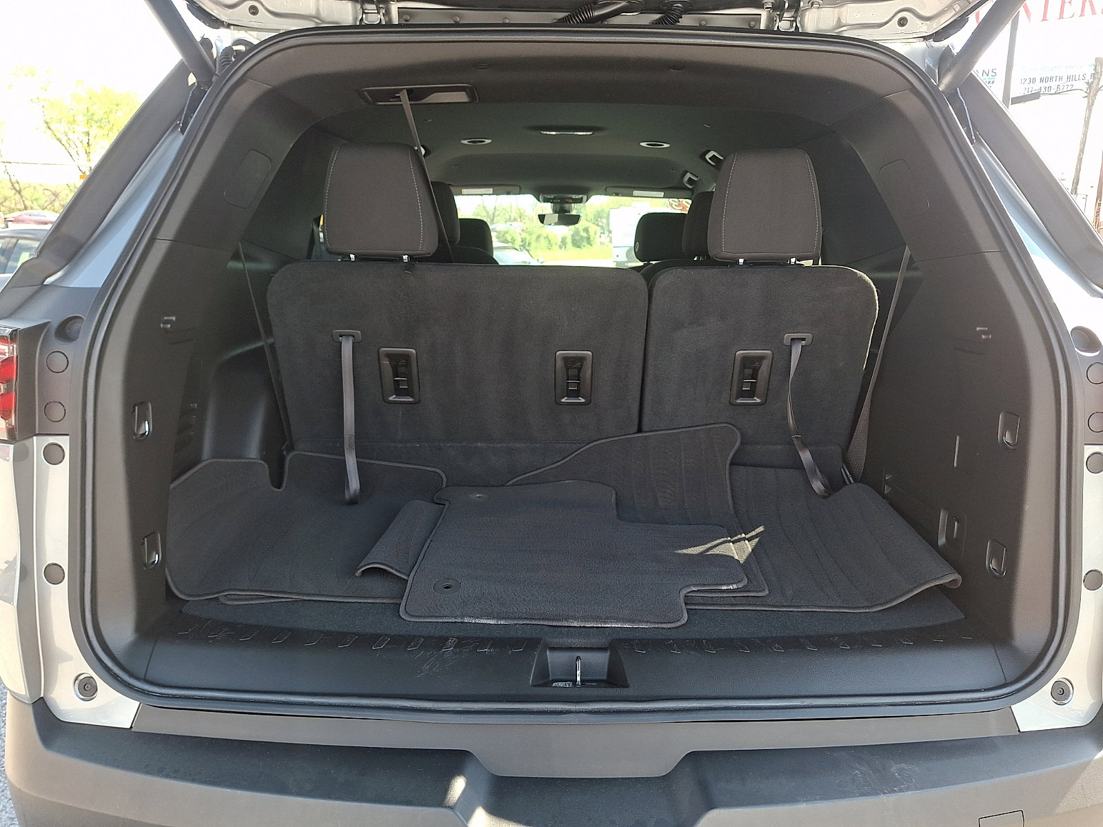 Used 2023 Chevrolet Traverse LT w/ Rear Camera Mirror Package image 29