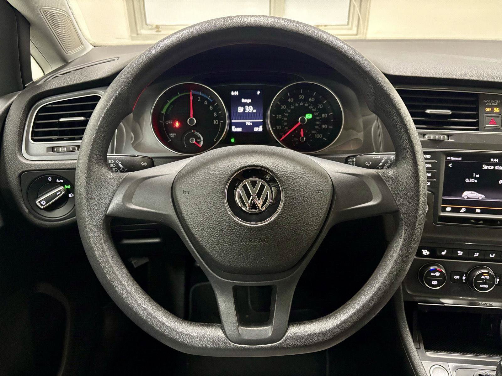 Used 2016 Volkswagen e-Golf SE FWD image 17