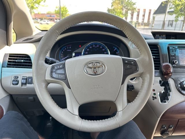 Used 2013 Toyota Sienna XLE FWD image 38