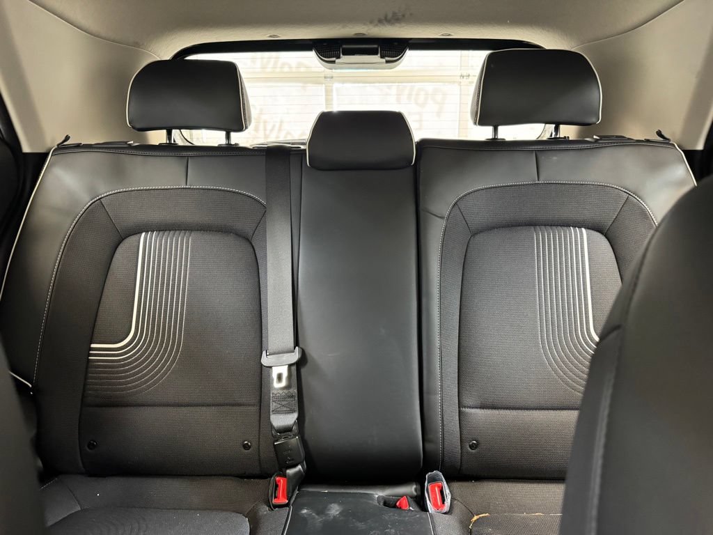 Used 2025 Hyundai Venue Limited FWD image 13