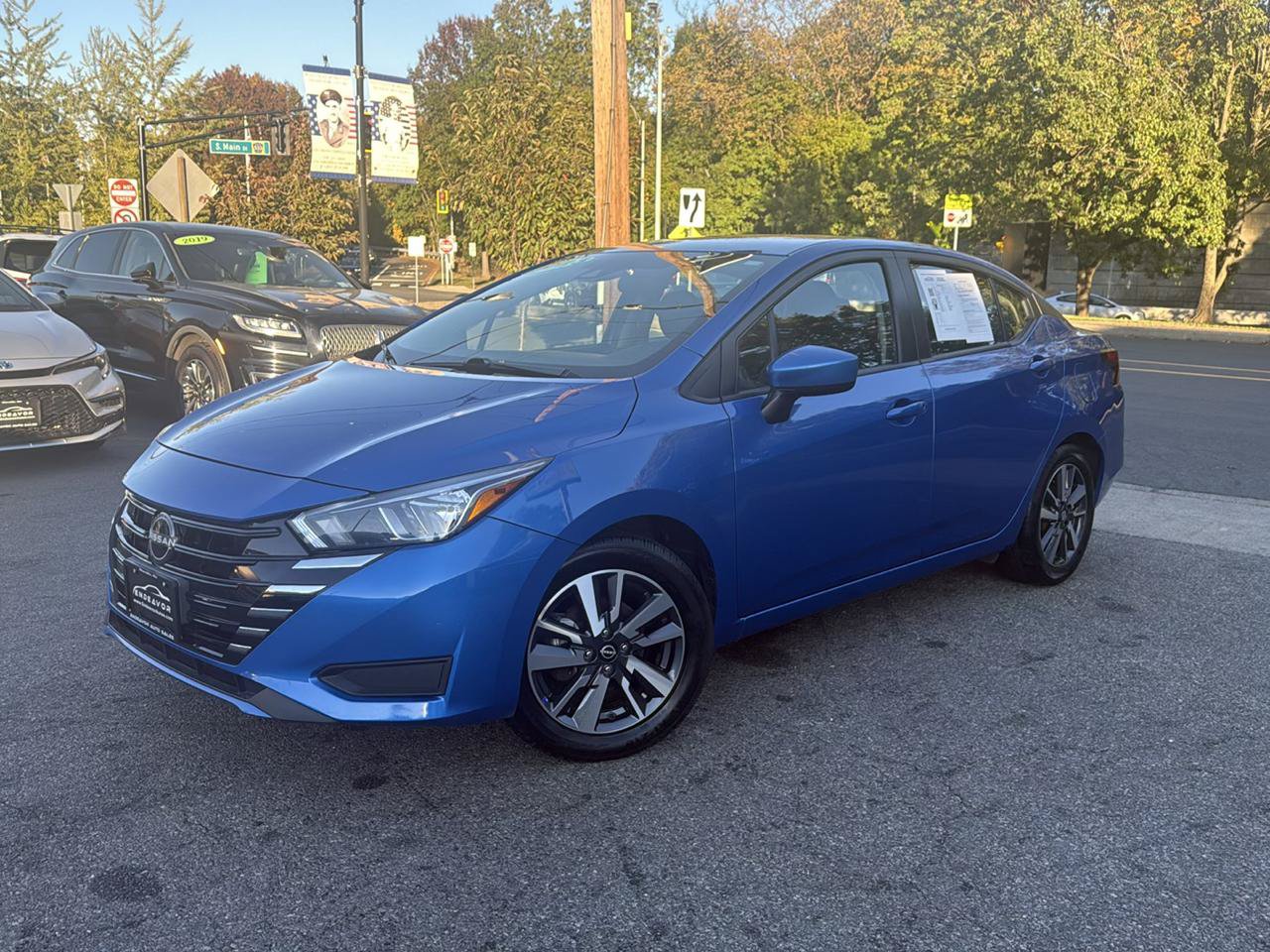 Used 2023 Nissan Versa SV FWD image 3