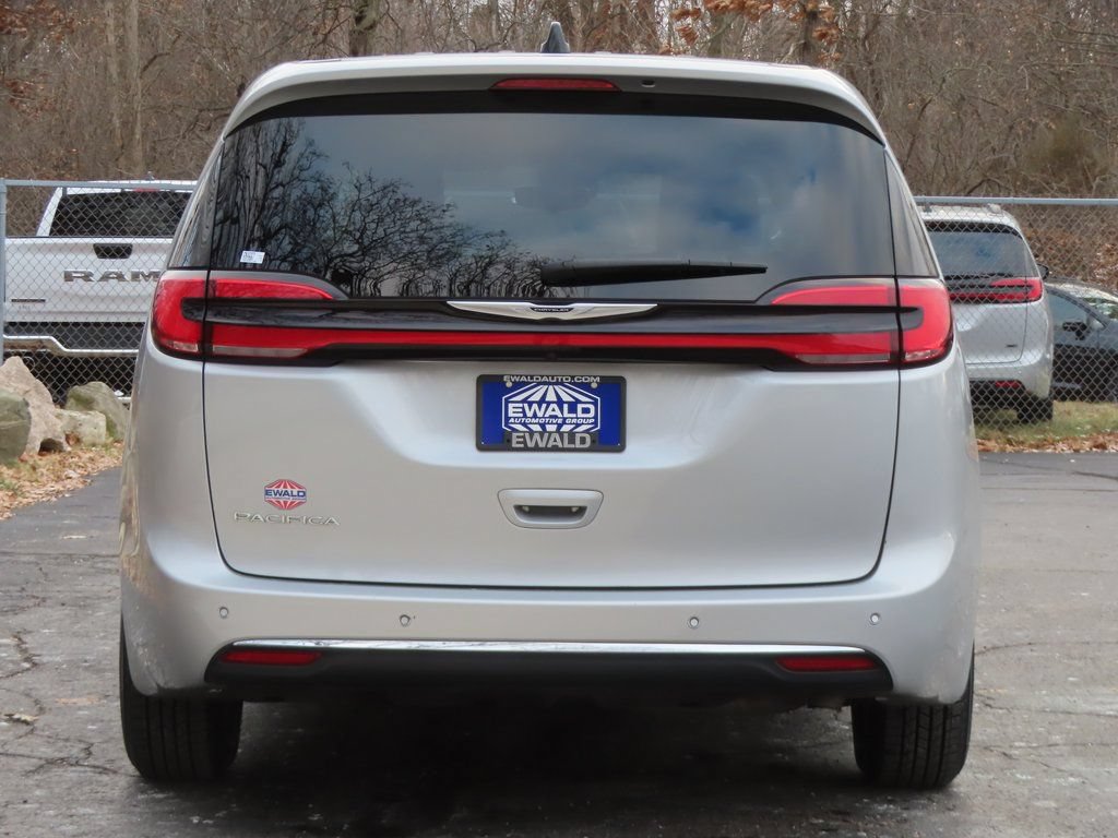 Certified 2024 Chrysler Pacifica Touring-L FWD image 15