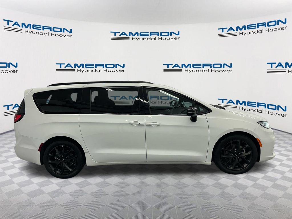 Used 2025 Chrysler Pacifica Limited FWD image 6