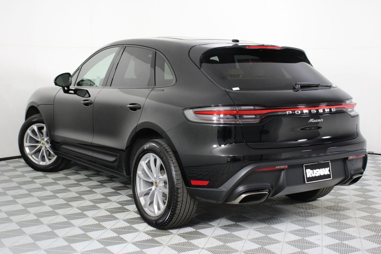 Certified 2025 Porsche Macan image 3
