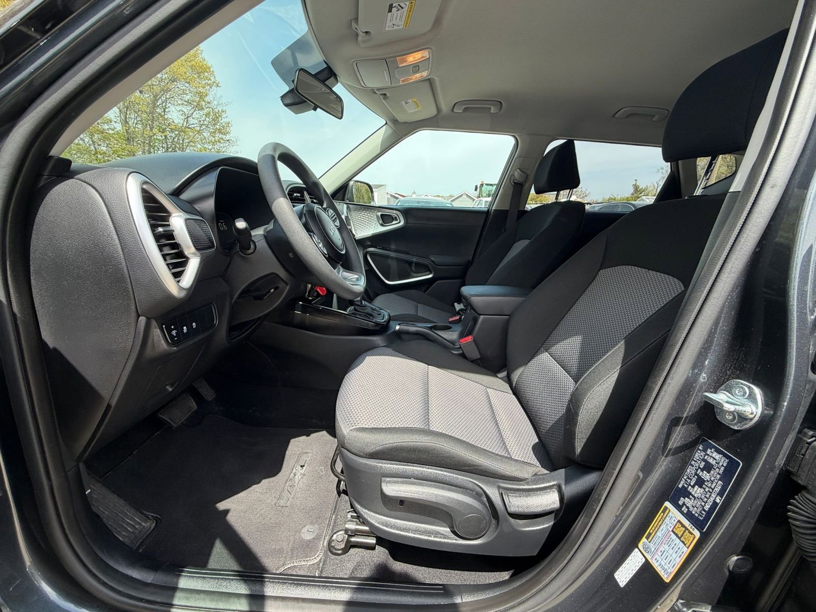Used 2025 Kia Soul LX w/ LX Technology Package FWD image 24
