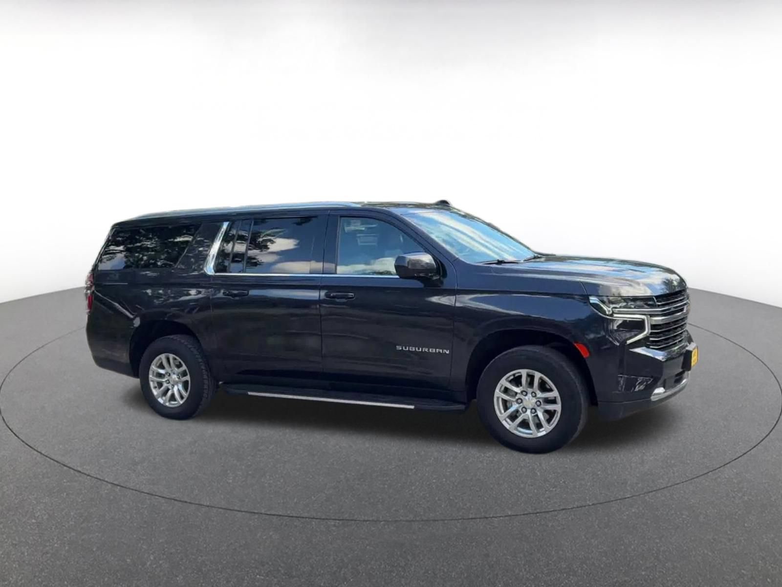 Used 2024 Chevrolet Suburban LT RWD image 2