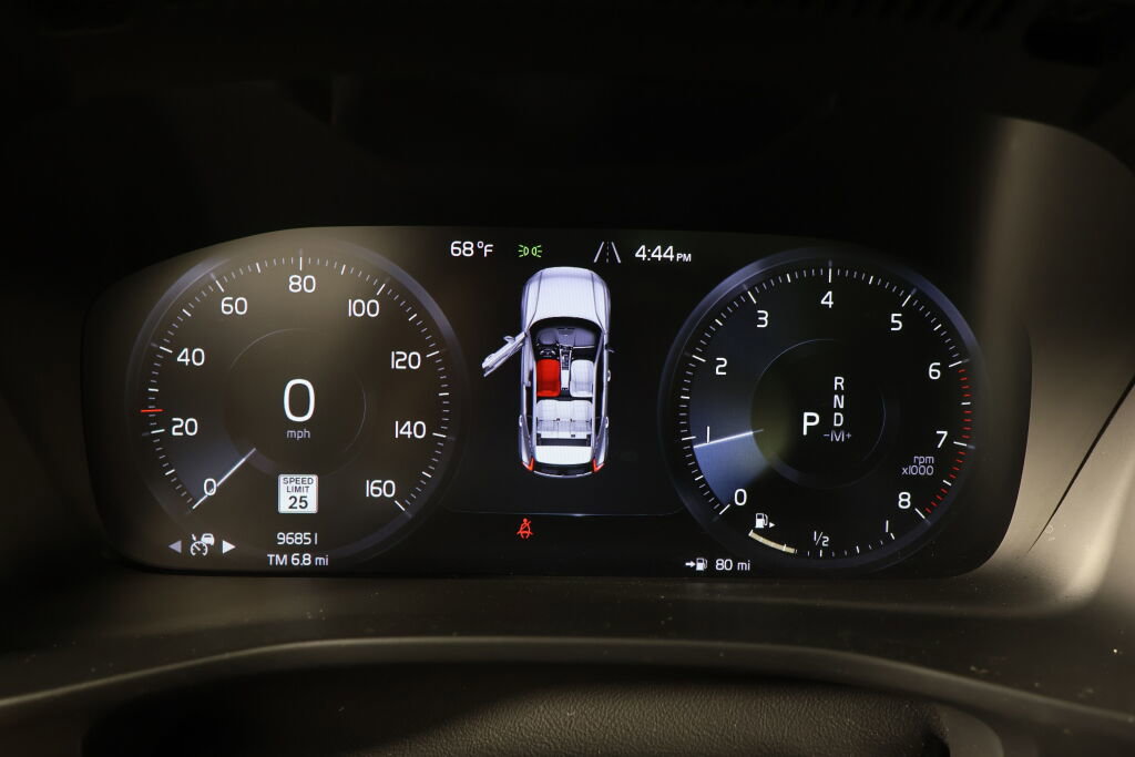 Used 2022 Volvo XC40 T5 R-Design image 31