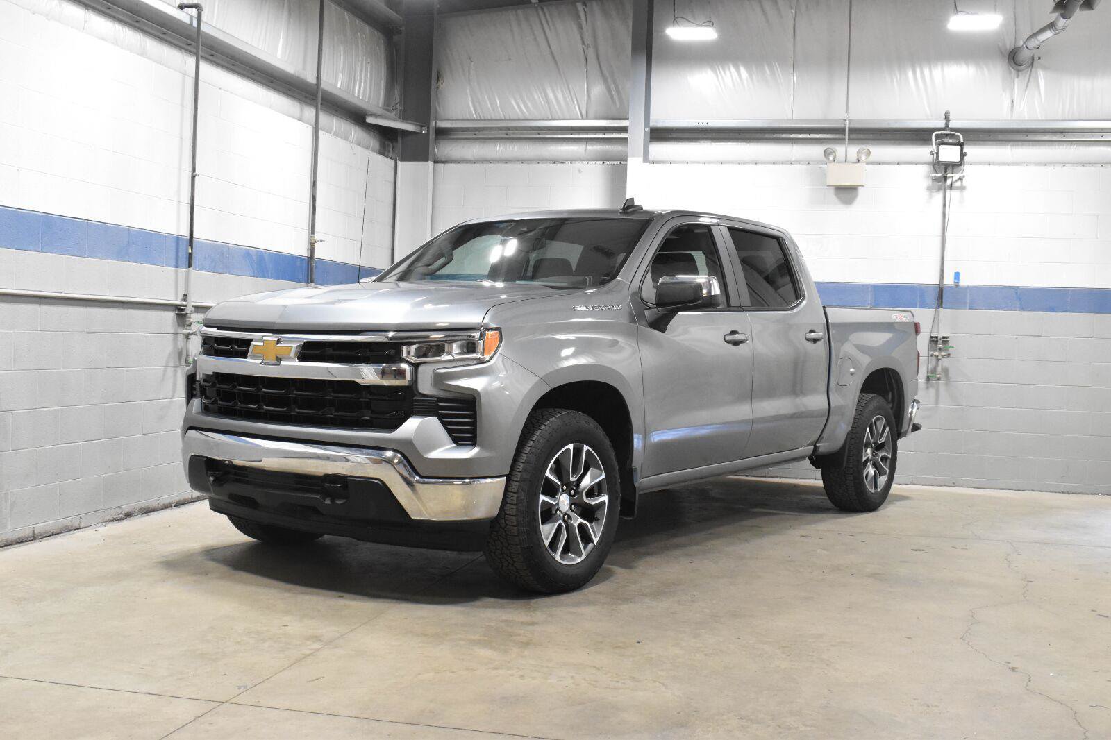Used 2023 Chevrolet Silverado 1500 LT AWD/4WD image 2