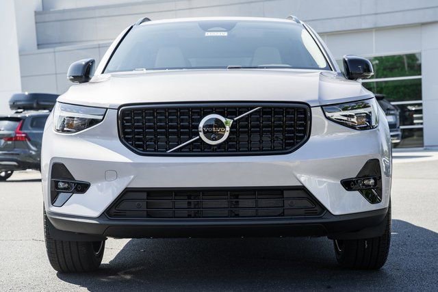 Used 2026 Volvo XC40 B5 Plus w/ Protection Package Premier AWD/4WD image 2
