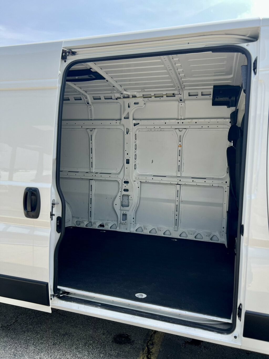 Used 2025 RAM ProMaster 2500 w/ Convenience Group FWD image 11