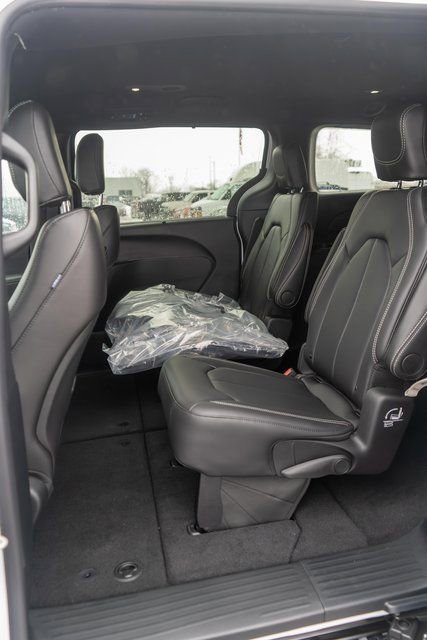 New 2026 Chrysler Pacifica Select image 10