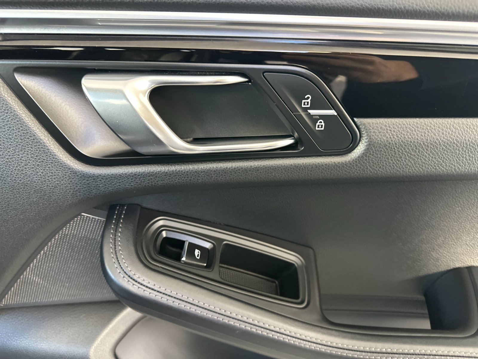 Certified 2023 Porsche Macan Turbo AWD/4WD image 20