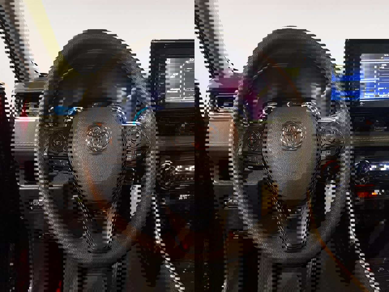 Used 2021 Toyota RAV4 LE image 13