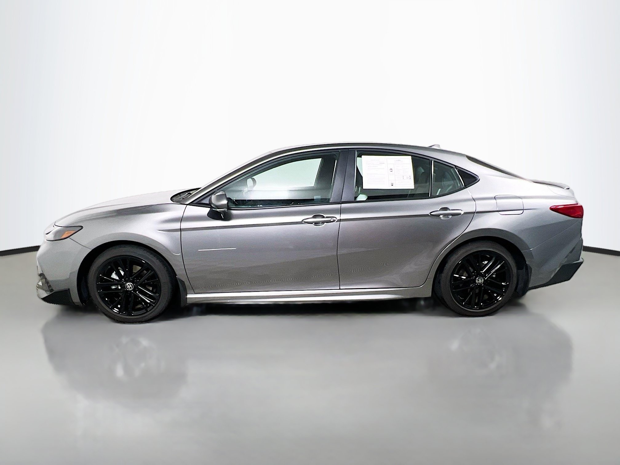 Used 2025 Toyota Camry SE FWD image 9