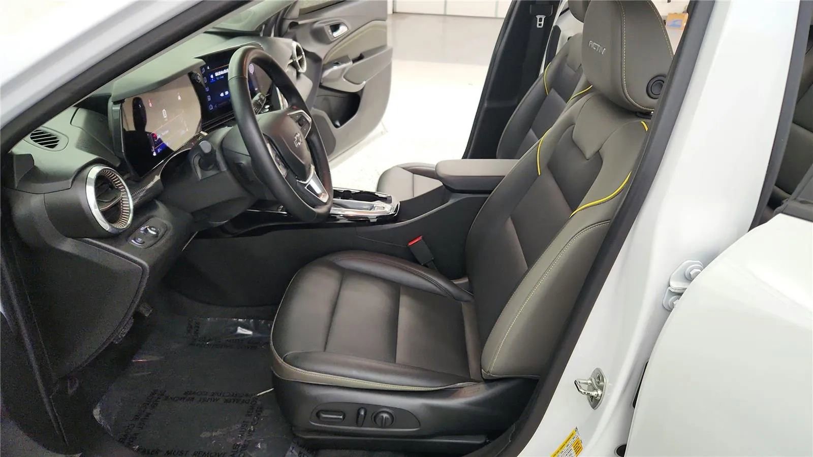 Used 2025 Chevrolet Trax ACTIV w/ Sunroof Package image 23